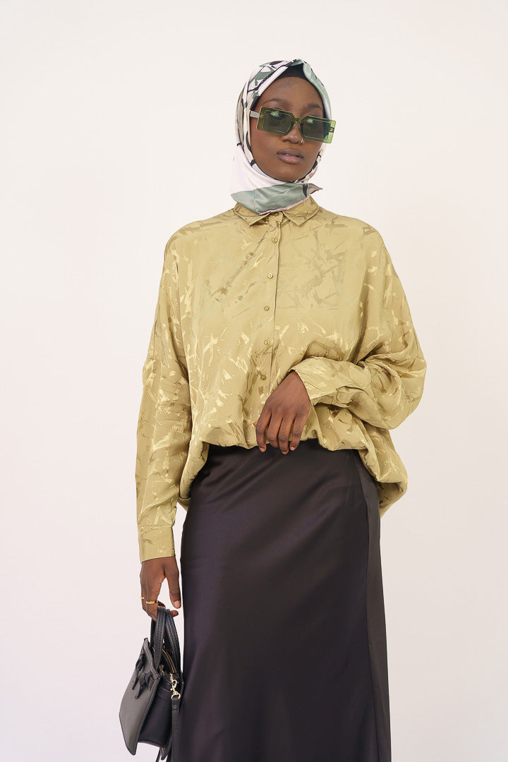 chemisier-satiné-motif-oversize