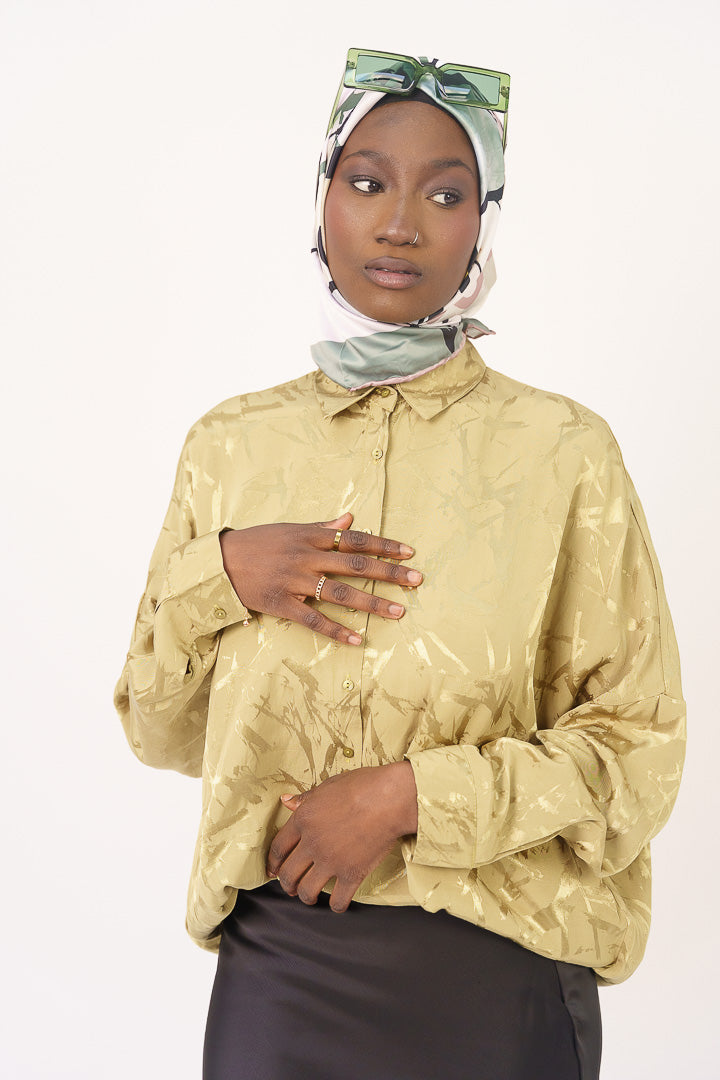 chemisier-satiné-motif-oversize