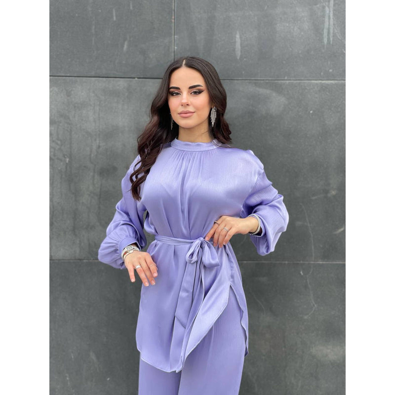 ensemble-satiné-bleu-bébé-pantalon-coupe-droite-ceinture-ajustable-manches-bouffantes