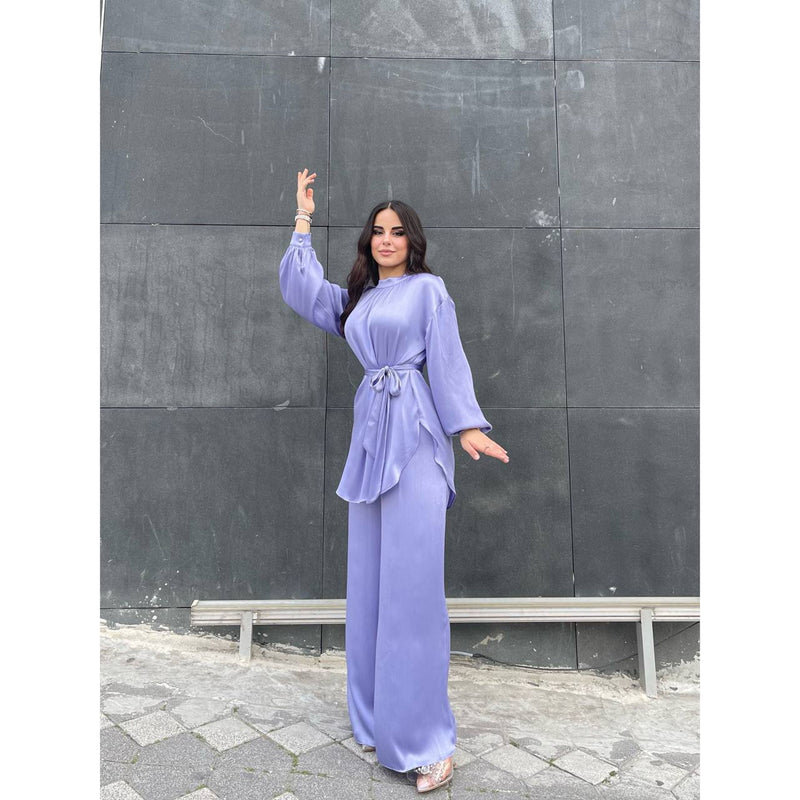 ensemble-satiné-bleu-bébé-pantalon-coupe-droite-ceinture-ajustable-manches-bouffantes