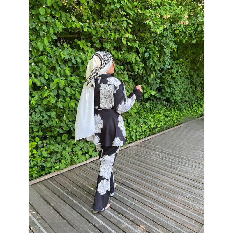tailleur-fleuri-blazer-évasé-bi-matière